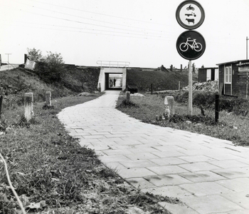 841011 Gezicht op het tunneltje in het Kortjaksepad onder de spoorlijn Harmelen-Breukelen bij Kockengen.